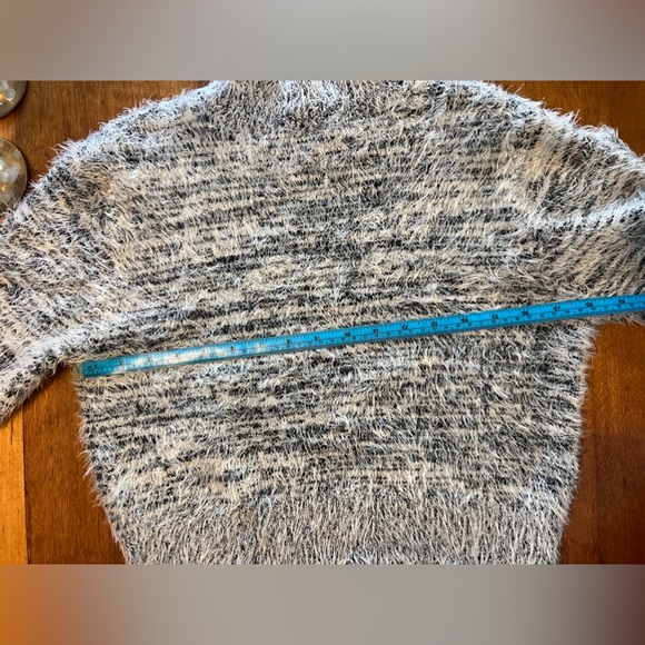 NWT Express Fuzzy Cropped Grey Sweater - Picture 4 of 8